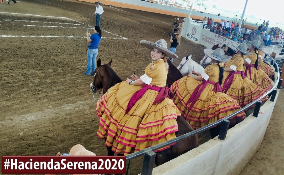 ¡Escaramuza Alazanas de Reynosa presentes en #HaciendaSerena2020! 🐴🐴🐴

#ArenaVallarta2020 #HaciendaSerenaPV #ArenaVallarta #PuertoVallarta #Charrería #Charros #Escaramuzas #Skirmishes #DancingHorses #MexicanRodeo