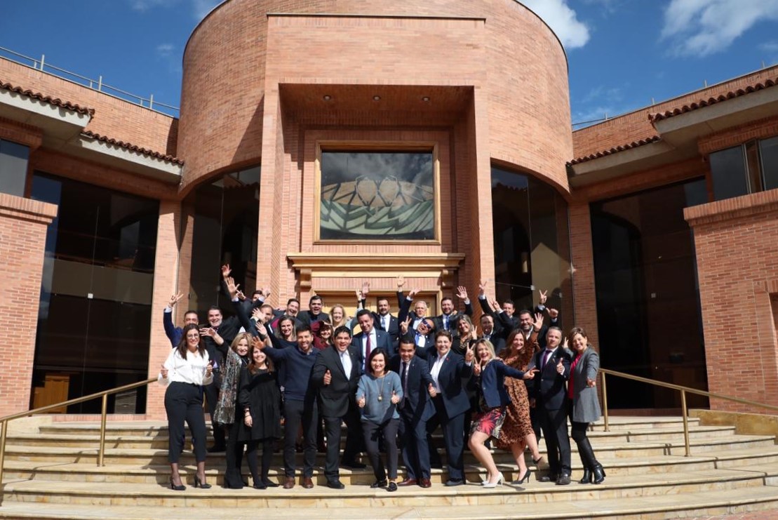 INALDE's tweet photo. Nos sentimos muy orgullosos por la nueva promoción del Programa de Desarrollo Directivo - PDD, quienes culminan hoy un proceso de formación directiva y personal ¡Felicitaciones!❤️ #SoyINALDE #OrgulloINALDE #INALDE35años https://t.co/LHUywzYoKp