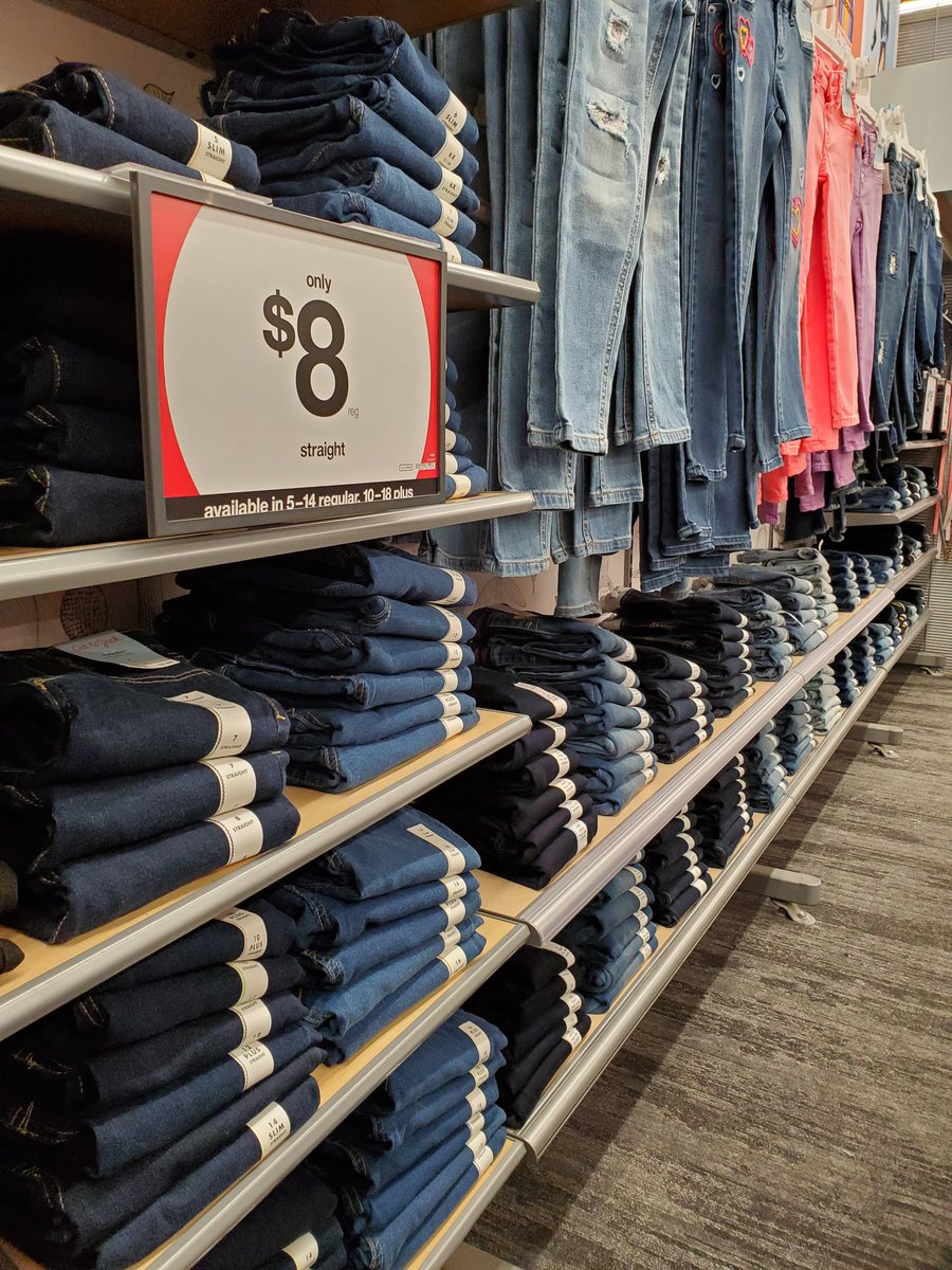 HepolaSydnay's tweet photo. Denim for Days!! DBO'S busting out some great standards for our guests. #D143DoesDenim #D143HasStyle #foldingstandards #T658 @jodijordheim @lesliebrown318 @658Bullseye https://t.co/KlM9Ovu0m4