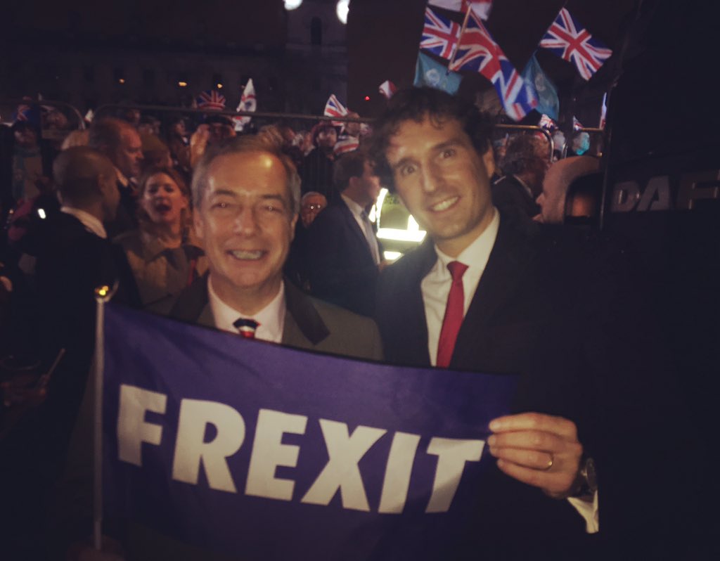 CH_Gallois's tweet photo. 🚨Le Brexit aura lieu dans 40 minutes !!!! 😍

#BrexitDay #ParliamentSquare #Brexit 🇬🇧 #Frexit 🇫🇷 https://t.co/NhkcO7Vv43