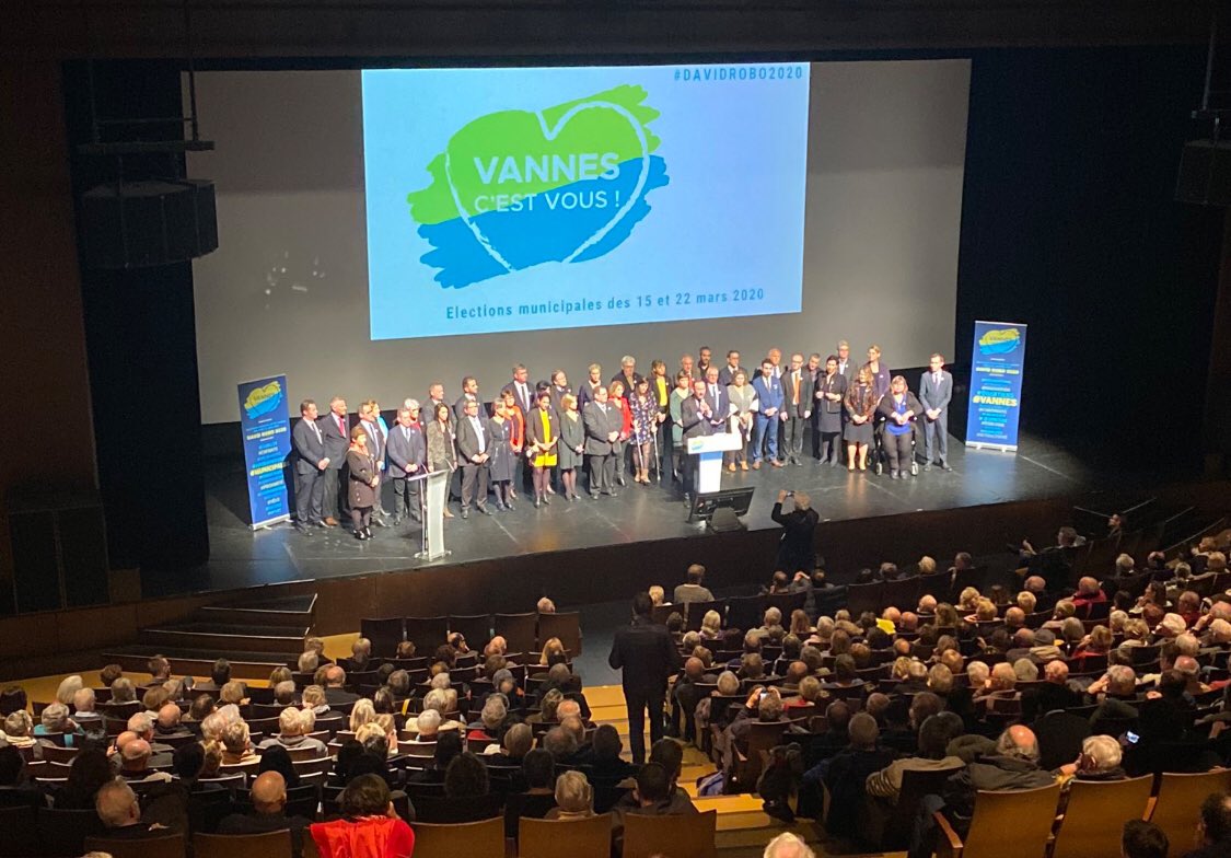 alainricher56's tweet image. 600 vannetais venus assister à la présentation chaleureuse de la liste #VannesCestVous de notre maire @DavidRobo56 . Des compétences, une diversité,
une vraie dynamique 🚀, une équipe unie 👌et un beau et grand projet pour Vannes 🏰. #VannesCestvous #davidrobo2020