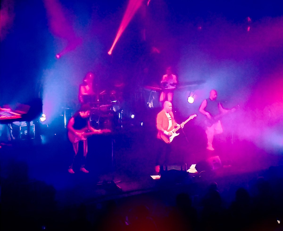 anamendozza's tweet photo. @bROTHERSiNbAND1 haciendo las delicias de los fans de #DireStraits con su impecable tributo al clásico doble en directo. #Rock_Cadiz #SalaMomart https://t.co/wOMin3feVn https://t.co/kV8OZE703q