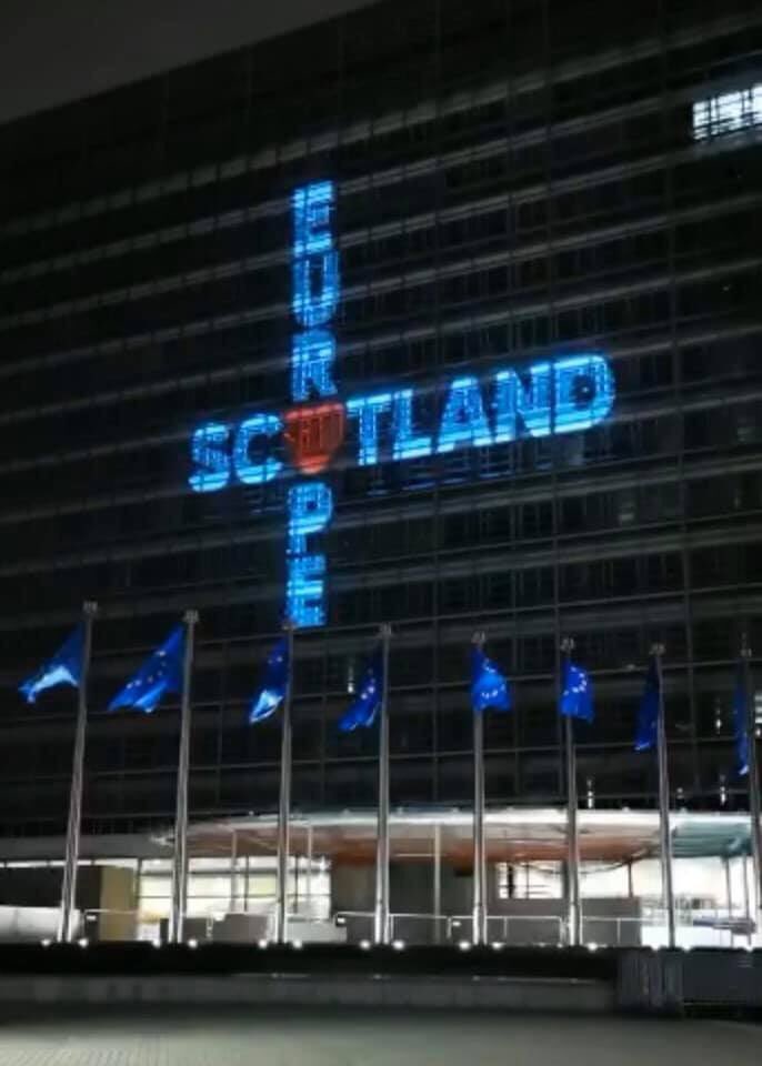 orbisfactor's tweet photo. @TheLastLeg #isitok that the European Commission building in Brussels’s leaving a light on for Scotland! 🏴󠁧󠁢󠁳󠁣󠁴󠁿 https://t.co/DoODQr1wMW