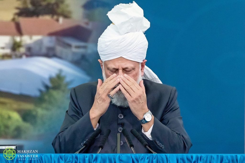 SadiaTheSadia's tweet photo. Its really heart wrenching to see Huzur unwell. Huzur ATBA prays for everyone of us on every single day. Let us pray for our Beloved Huzur for his quick recovery.
May Allah Help him with Rooh ul Qudus,Ameen https://t.co/viSKcfcsf5