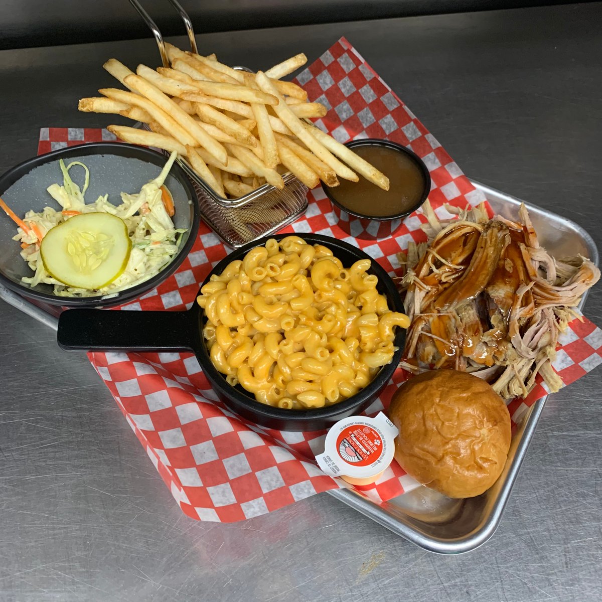 RustysatBlue1's tweet image. Come apres with us and enjoy our Pulled Pork platter with house-made mac and cheese, fries, coleslaw and a bun.
.
.
.
#rustysatblue #villageofbluemountain #yumm #bbqporn #foodporn #getinmybelly #bbqofinstagram #cheflife #apresski #pulledpork #delicious