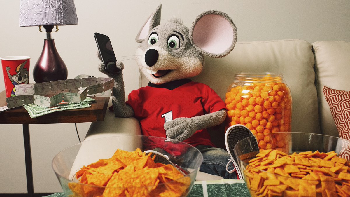 ChuckECheese's tweet photo. Hey Hey! Chuck E. here! I’ll be live tweeting during the game, giving away tickets for the most fun and entertaining ads! #ChuckEticketsplash https://t.co/djSkgKyCY8
