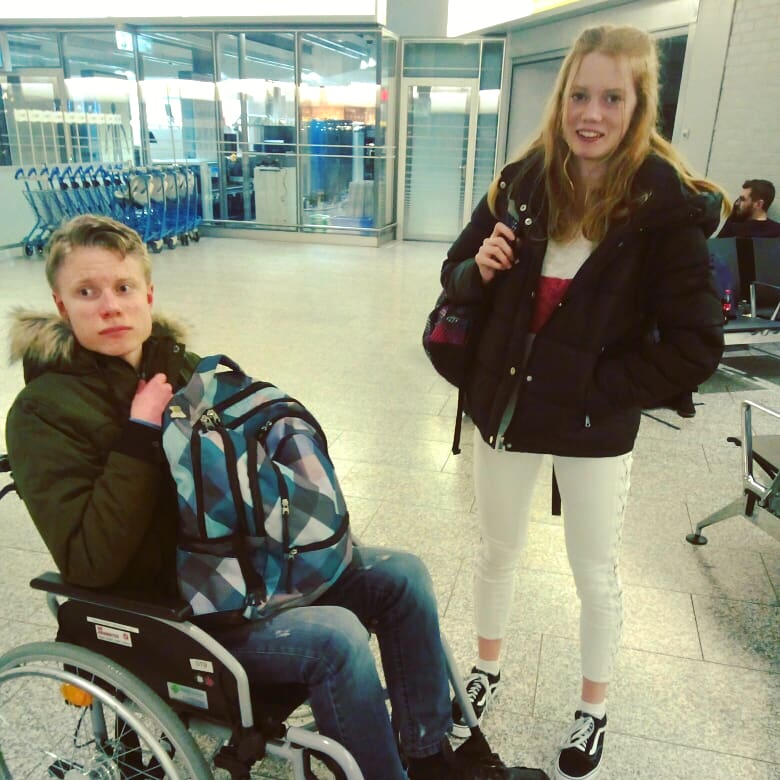 AndreaSilentium's tweet image. #hannoverairport My two sweeties on their way to Mallorca ✈️🌞🌴 #extendedweekend #dadtime #relaxeddaysforme 😁🛋️📖☕🎶🎵