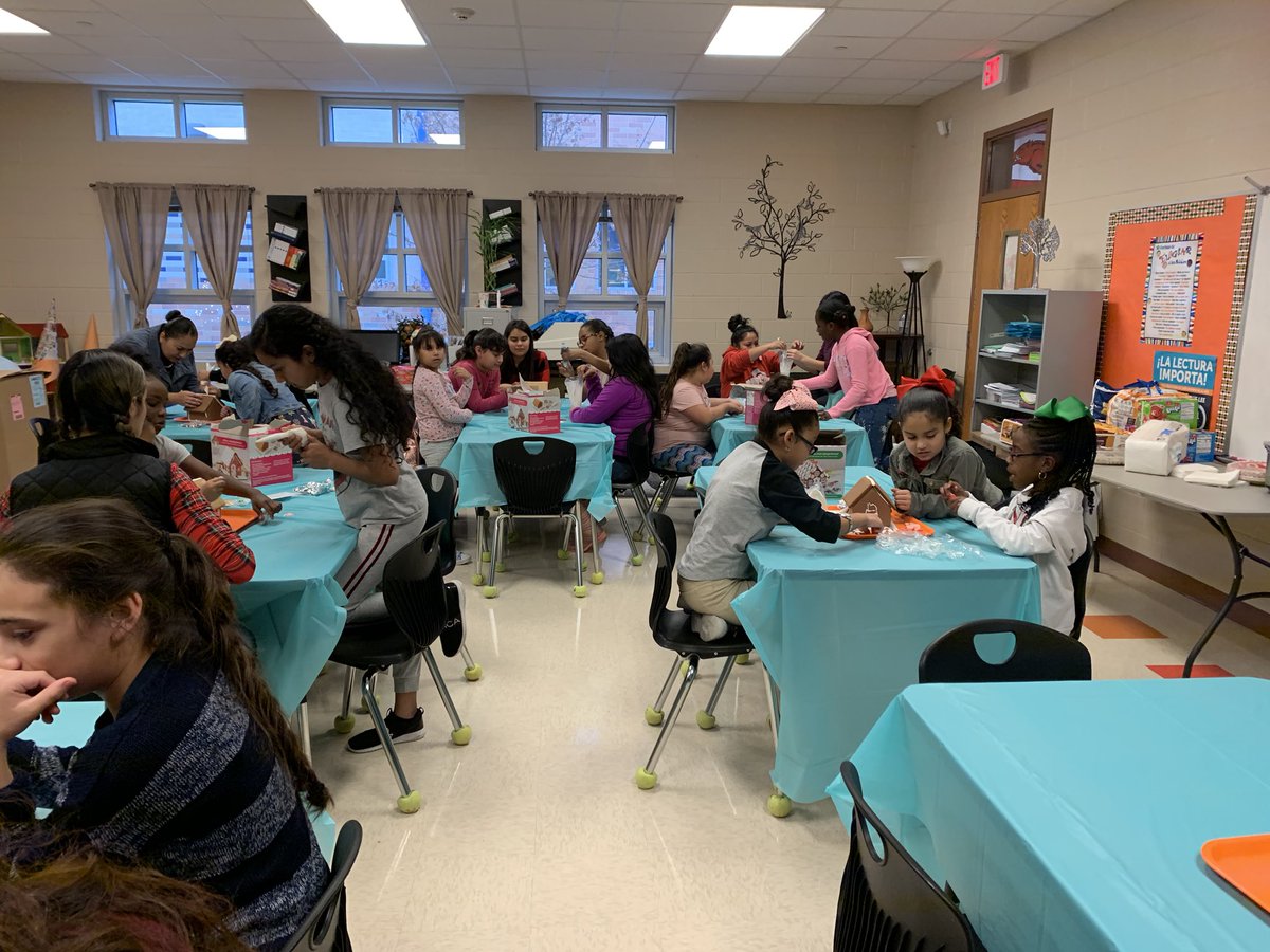 LaKesha_Drinks's tweet photo. It’s #SchoolChoiceWeek, and we choose diversity, high expectations, and being treated like family. Thank you, @GTGrizzlyBears! @gtprincipal186 @AustinISD #ChooseAISD https://t.co/2dOwKT8oYD
