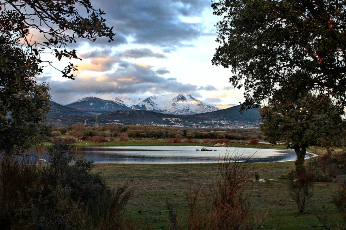 CasErn1's tweet photo. Heading back home after a long day of  #mountainbiking and a just had to stop to take this shot.

De camino a casa después de un día duro de #btt y no me pude resistir y parar para sacar está foto.

#guadarrama #pnguadarrama #sierraguadarrama #Landscapephotography #snow #nieve https://t.co/L1jVqT8YB5