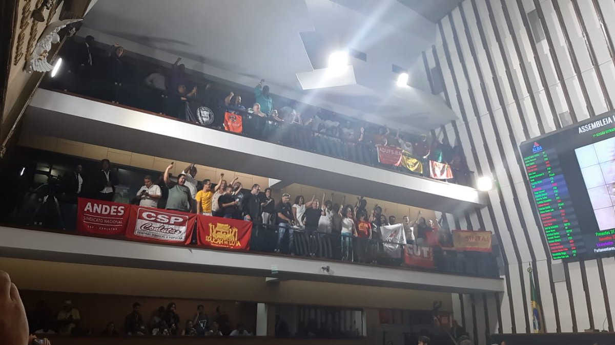 siteavoador's tweet photo. A #PEC159/2020 do governador Rui Costa (PT), que altera a Previdência dos funcionários públicos da Bahia, será votada na noite desta sexta-feira, 31 de dezembro. O Avoador irá realizar a cobertura da votação por aqui! Segue o fio ⬇️
📸 Priscila Costa https://t.co/0QtapExpCZ