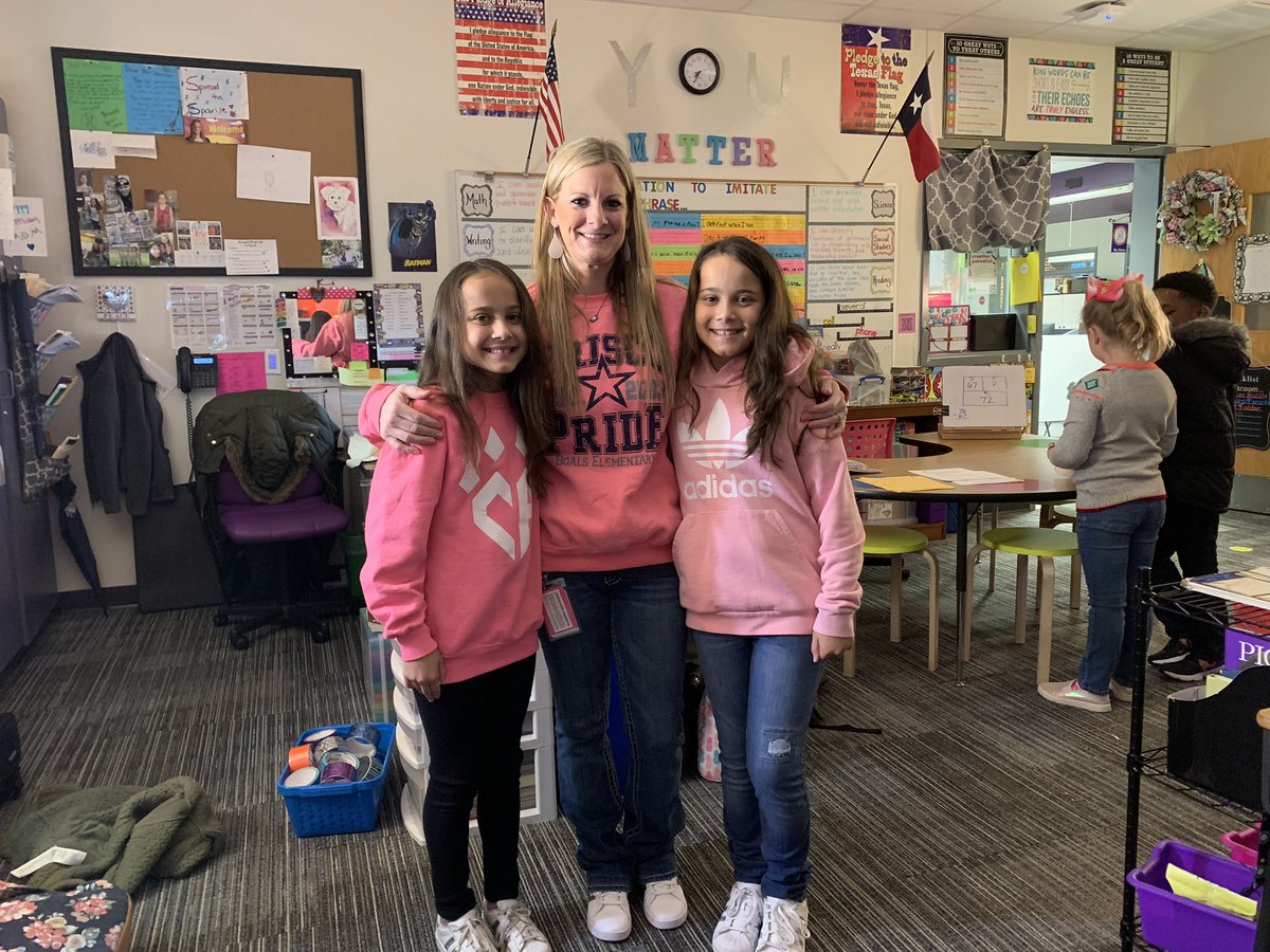 10JMichelleJ10's tweet photo. Accidental Twinning with two of my favorite Twinkies! https://t.co/BVgnzIGkva