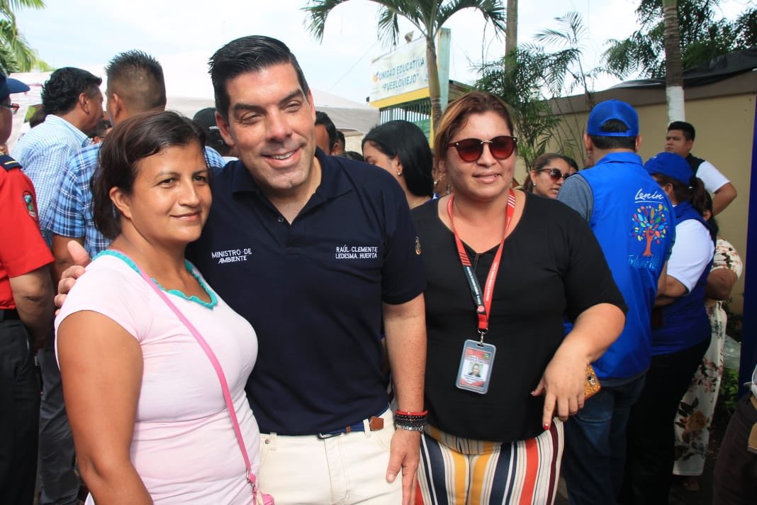 EcuadorMAE's tweet photo. Beneficiando a la provincia de Los Ríos el ministro @raulclementelh, entregó a @CNEL_EP la licencia ambiental del proyecto “Línea de Subtransmisión eléctrica a 69Kv desde la subestación Baba hasta Vinces”. 

#ElGobiernoDeTodos
#BrigadasTodaUnaVida 
@Lenin 
@ottosonnenh https://t.co/oUzmcz1VQb