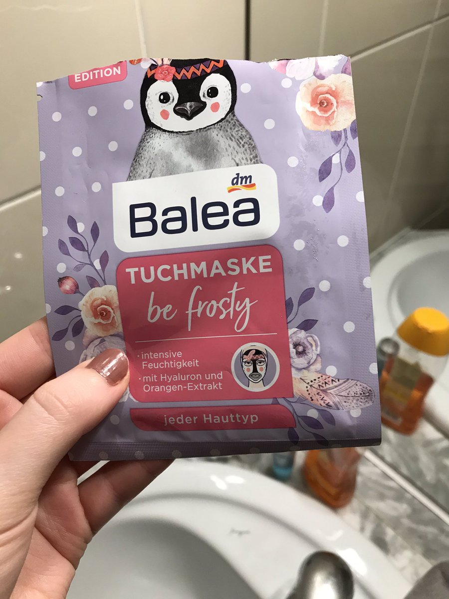 A photo of the mask package.