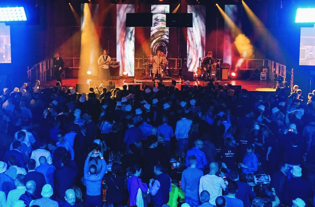 Computacenter's tweet image. Enjoying a fantastic evening after a great first day of Kick Off.

Amazing to get together with colleagues from all over the world for live music, delicious food and plenty of laughs.

Happy #HaveFunAtWorkDay from Computacenter 🎉 #CCGKO2020 @O2VicWarehouse