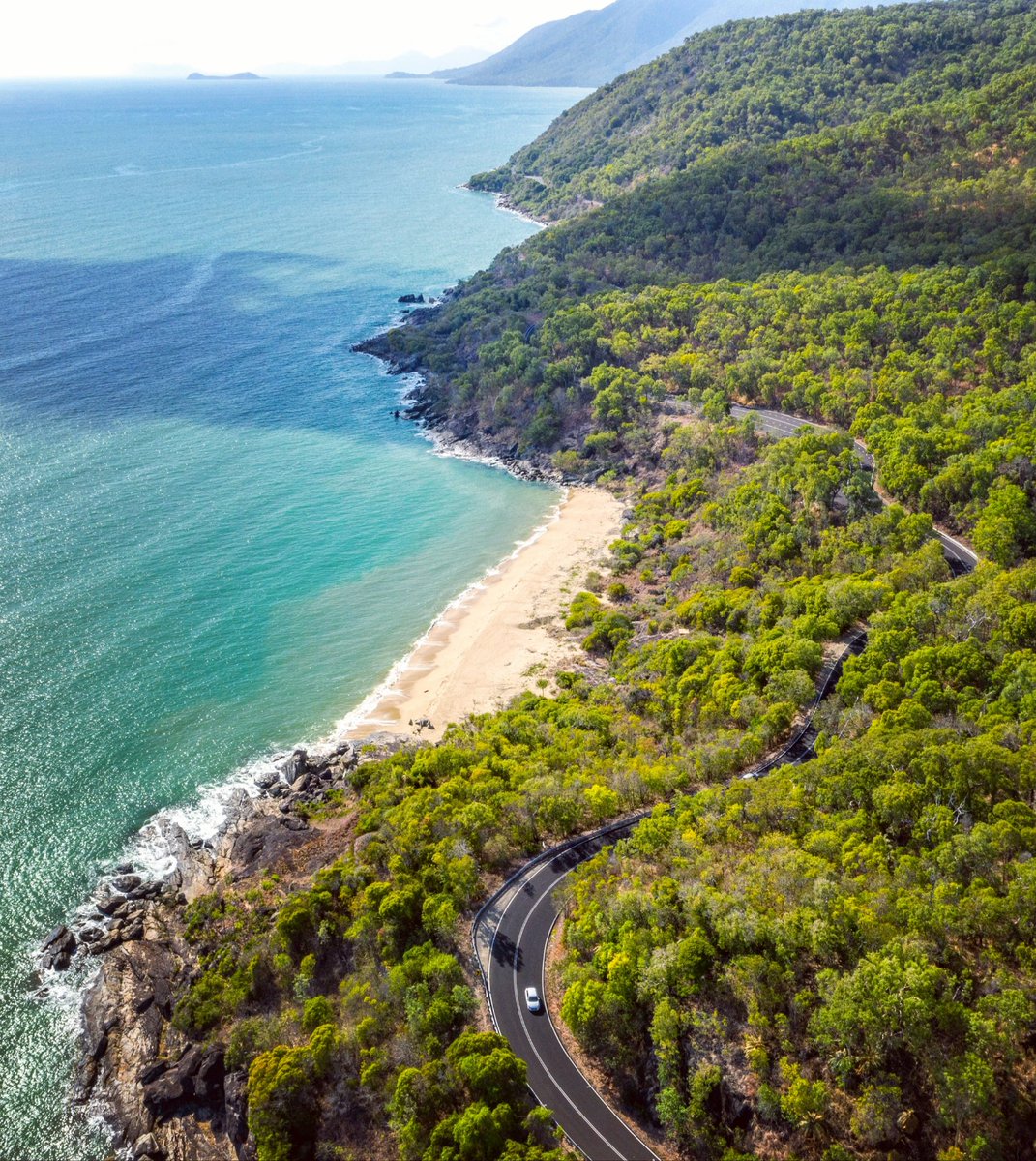 phlipvids's tweet photo. The wide version of yesterday's #gbrdrive shot! Love that road! #holidayherethisyear @CairnsGBR @Queensland @Australia @PortDouglas_Aus #ExploreTNQ #thisisqueensland #seeAustralia #GreatBarrierReefDrive https://t.co/GTlHzFKlt0