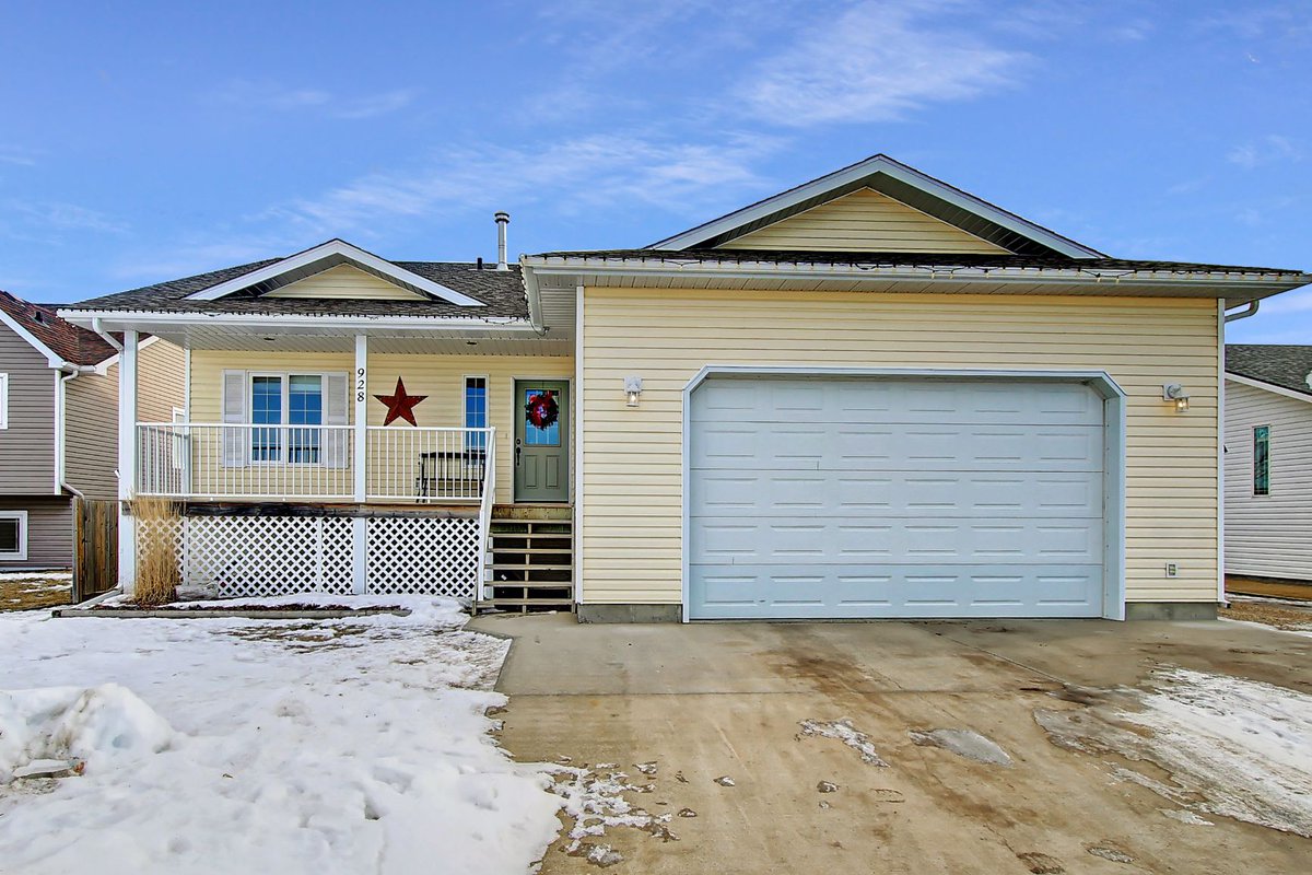 TeamPJ2019's tweet photo. NEW LISTING 🌟

Gorgeous 4 Bed, 3 Bath Raised Bungalow w/ Golf Course Views!! Located in the most sought after area of Acme, Heritage Estates.

For more info: https://t.co/zsaUk5xRII 

#FSBO #NewListing #Bungalow #AcmeAlberta #CountryLiving #HouseHunting #PropertyFinder https://t.co/js3P91KFzF