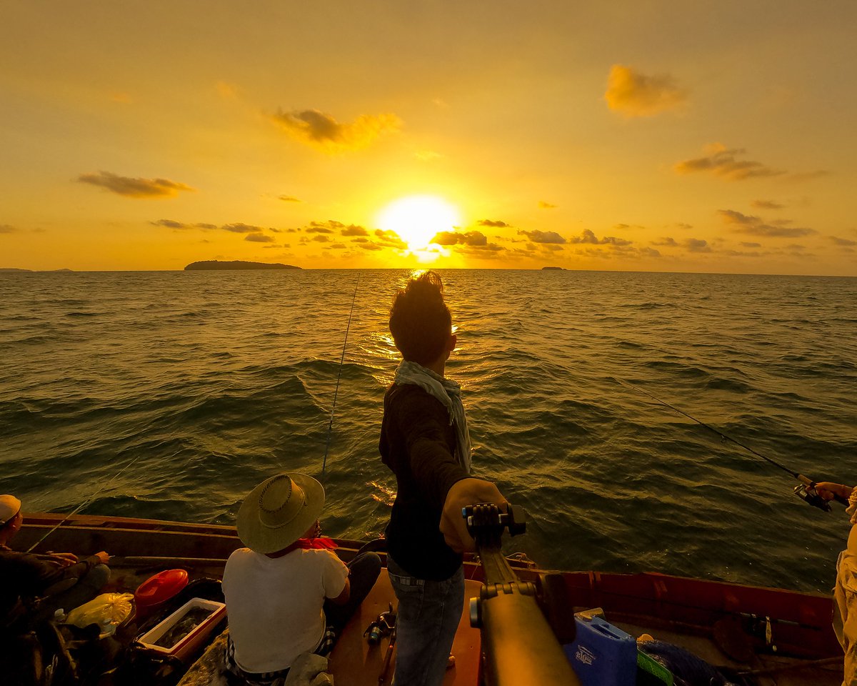 KayasethV's tweet image. Golden Sunset, Cambodia
#fishing #island #sunset
