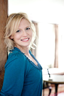 alexdolan's tweet photo. This week on THRILL SEEKERS, I talk to acclaimed author @khsavage on her new novel In Her Skin, about what it takes for a con artist to infiltrate a wealthy family:

https://t.co/0C6luN5Fnj

#AOTAIR @PamStackHost https://t.co/EShXwU5CON