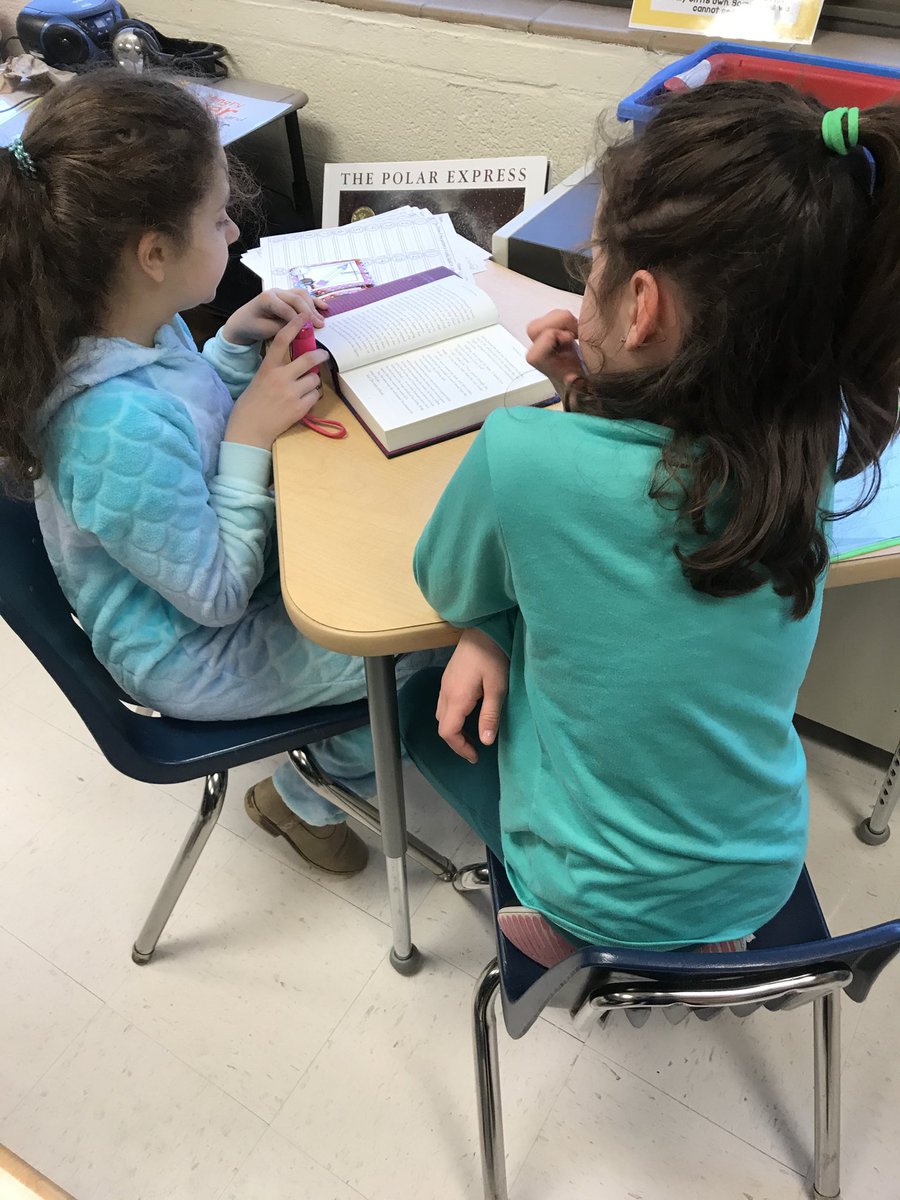 OverlookReading's tweet photo. Buddy classes reading! ⁦@OverlookES⁩ #AACPSReadWithMe https://t.co/5k8jAkn8yW