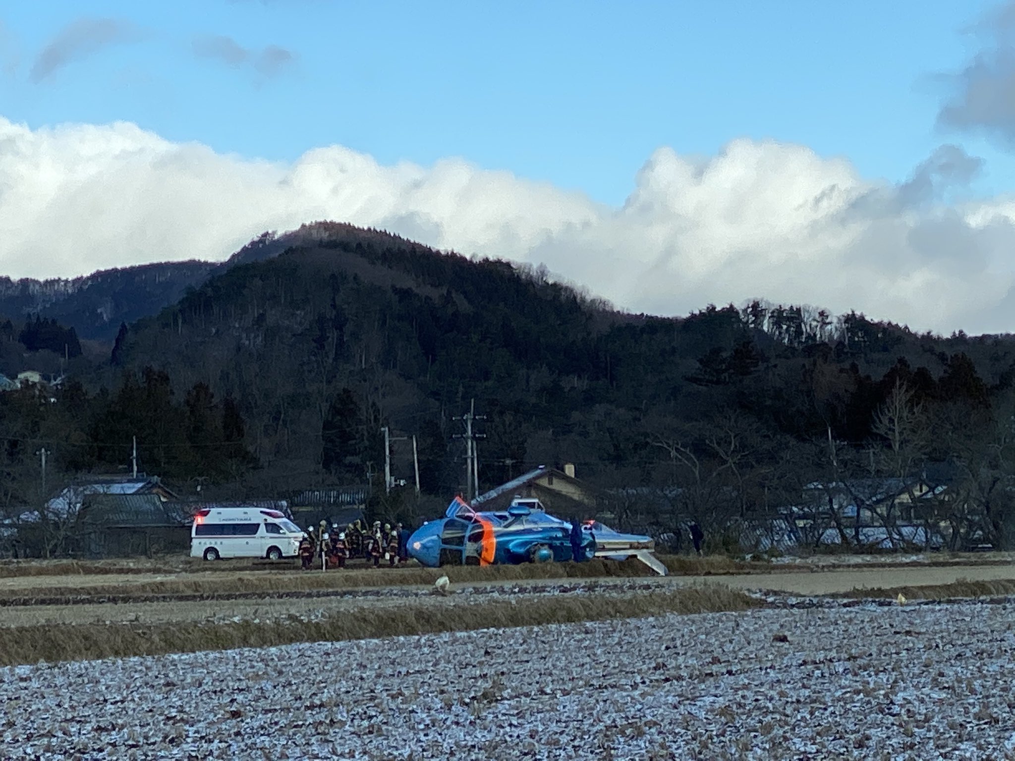 郡山市三穂田町で福島県警のヘリコプターが墜落した事故現場の画像