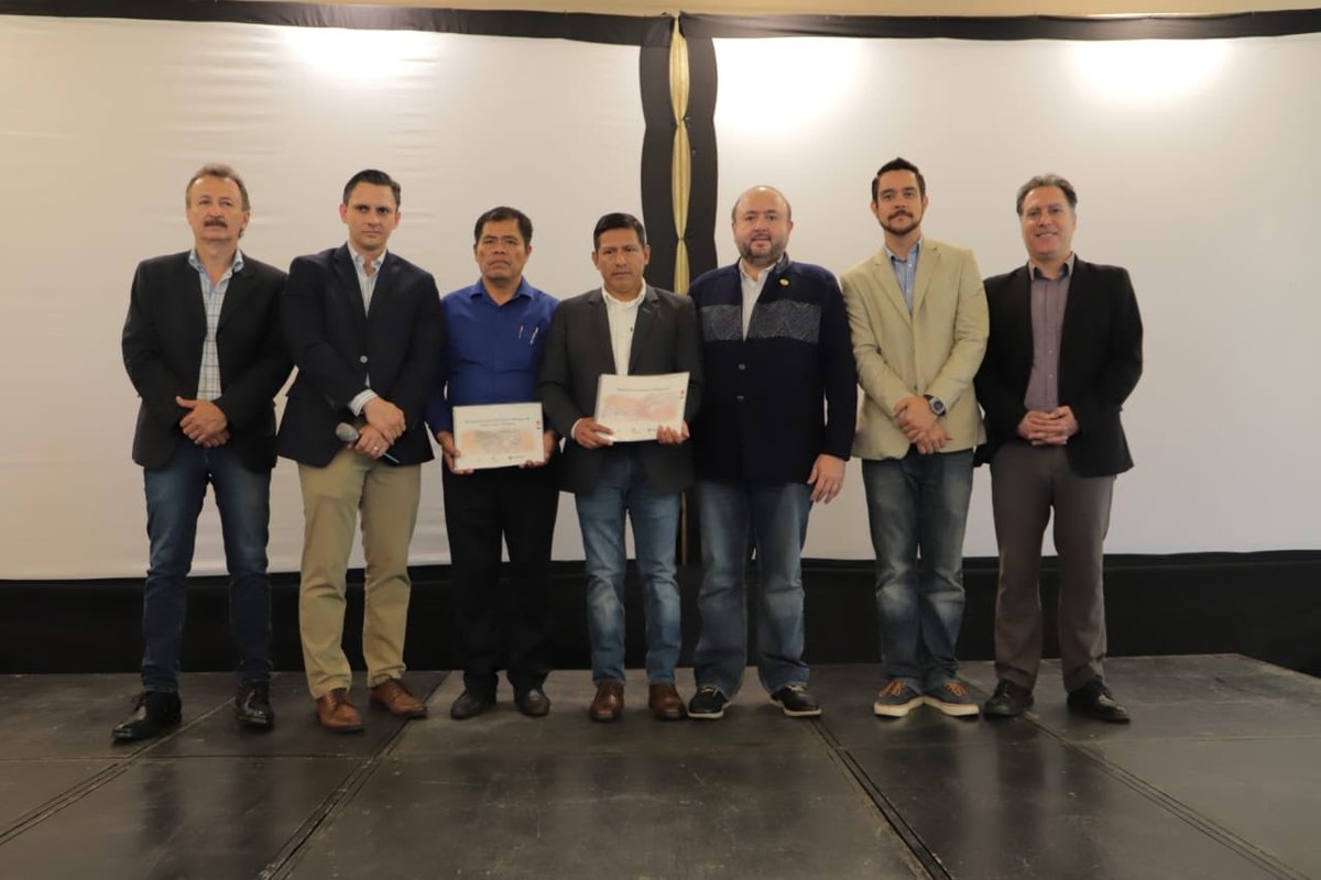 FUNDESA's tweet photo. Entrega de los estudios sobre proyectos detonadores de la inversión en #AltaVerapaz a los alcaldes de San Juan Chamelco y Santa Cruz Verapaz #MancoVerapaz #CompetitividadAV. https://t.co/LYRg97f35F