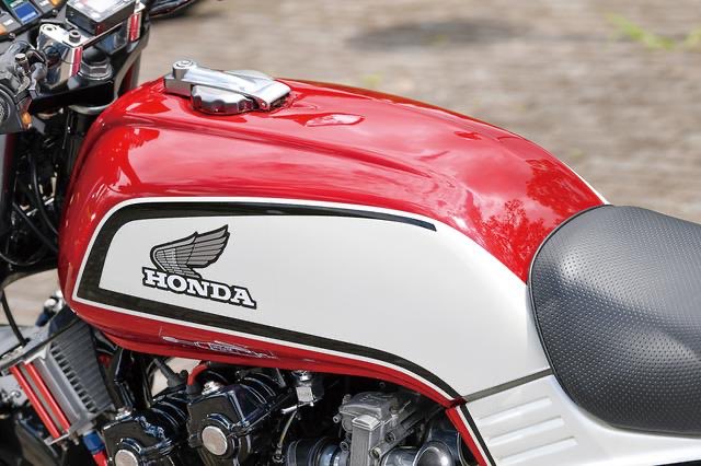 PutiMotor's tweet photo. ホンダ CB750FCを、福岡県「タジマエンジニアリング」がカスタマイズ❗️

純正らしさを軸に、順を追って作られた17インチ改。

カッコイイ〜‼️😆

https://t.co/hBN8vBvJSP https://t.co/ZEtQUjbyj9