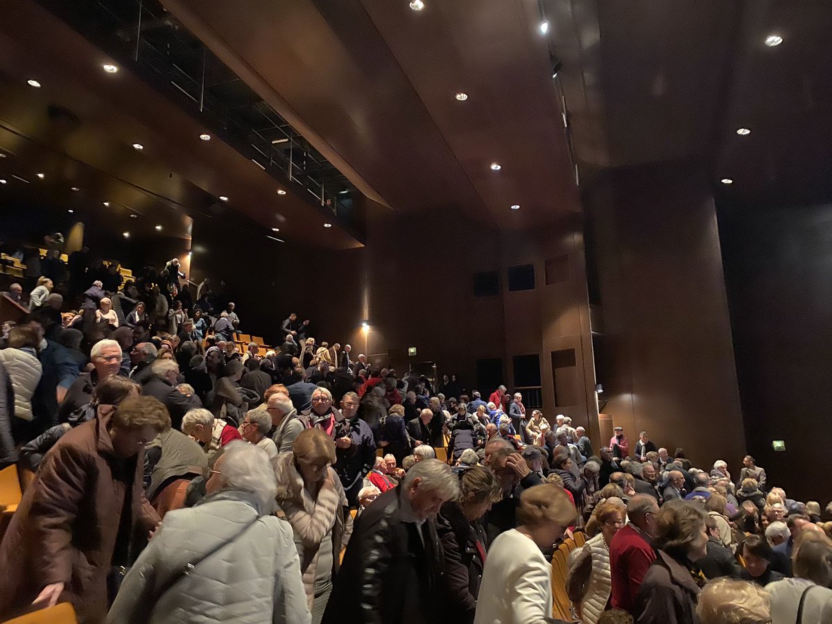 altvannes's tweet image. Parce que Vannes c’est vous! 🔵🟢
600 personnes réunis pour la première réunion.Une belle liste,un beau projet! #davidrobo2020 #lesjeunesavecdavidrobo2020 
@DavidRobo56 @Hortense1 @cpenhouet @YvesBienvenu @mahe_patrick @FLeGuerneve @BakhtousL @CastelPochat @LOKENTAZ @G_Dufeigneux