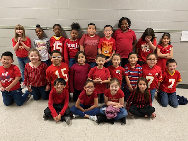 leahstarr11's tweet photo. Trailwoods students and staff celebrated Red Friday with a cheer/dance party @KCPS_Trailwoods #KCPSKingdom https://t.co/vuEbo7m4U0