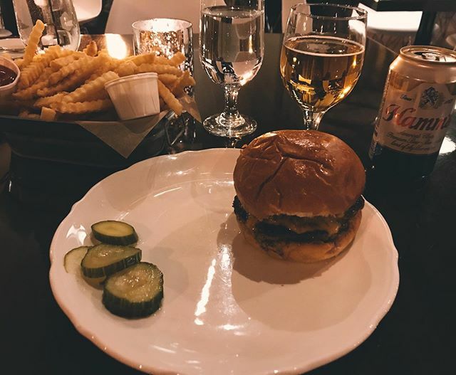 RittelMeThis's tweet photo. At this moment if you asked me what my last meal on earth would be, it would be this. A @saintdinette cheeseburger and a beer with a side of fries and a decadent dessert! 😍🤤 All in the company of friends of course. 👯‍♀️ Thanks @somewhatrelevant for joini… https://t.co/tt5YmKCxZx https://t.co/2H04JzrWrv