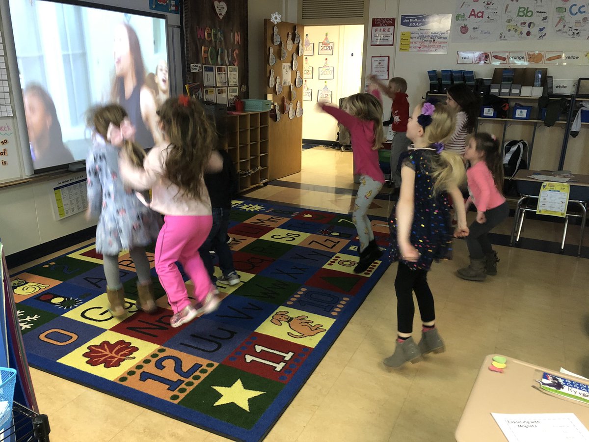 BSanders3421's tweet photo. @American_Heart Getting our ❤️pumping with a fun #virtualfieldtrip courtesy of @nflplay60 🏈. @JoeWalkerES #Mc3G #Bestyearyet @DiscoveryEd #GetMovingPlay60 @AllisonThirdJW https://t.co/NN3fyyf6yT