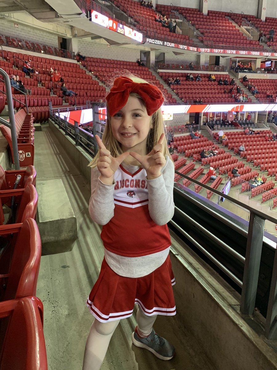 KnitWit_CJ's tweet photo. #gobaders #beatthegophers #OnWisconsin @BadgerMHockey @N_LaPoint https://t.co/MqridB5xcd