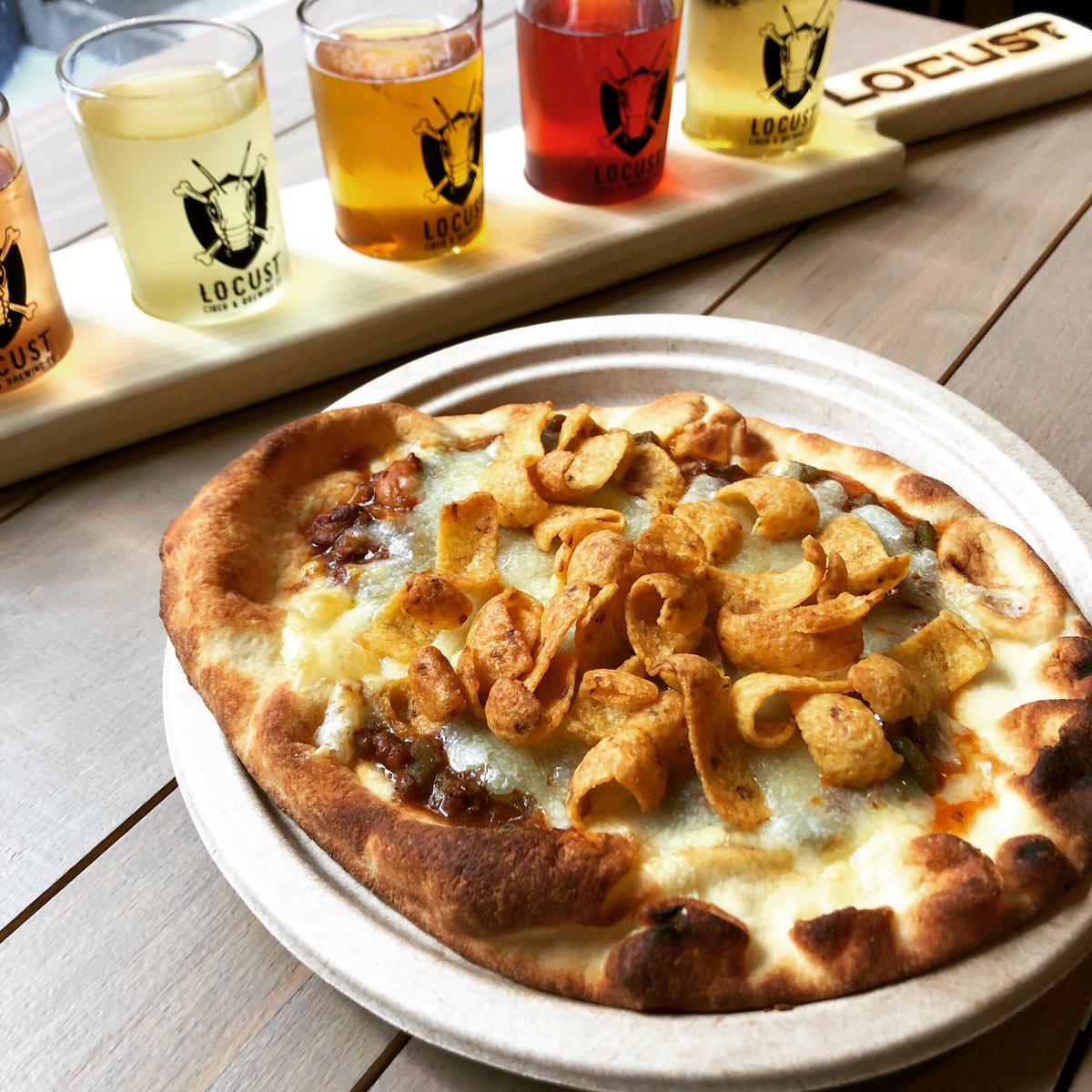 LocustCider's tweet photo. Now Serving: #FLATBREADPIZZAS AT ALKI BEACH! Starting this SATURDAY, come try one for only $5 at our #alkibeachtaproom. If you havenβt tried this amazing concoction of Tilamook cheddar, beef & bison chili, topped with Fritos, now is your chance ππ»
#pizza #hardcider #craftbeer https://t.co/0tU6tdFNnB