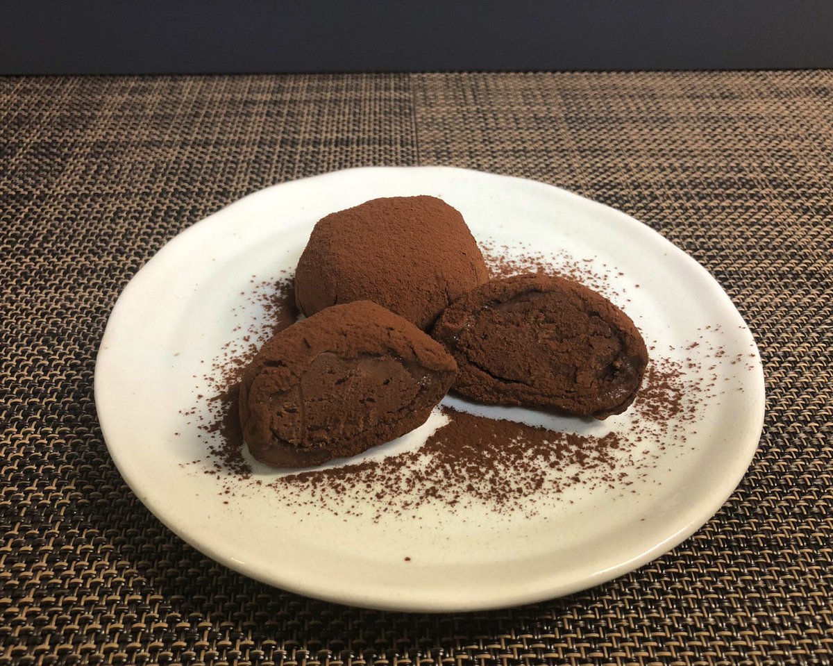 組長 No Twitter 日常 余ってる切り餅を使ってチョコ餅作った 卵とオーブンを使わないチョコ菓子を 教えてほしいと依頼もあり作ってみました 少し冷やしても美味しいけど レンジで数秒温めるととろ ん もちろん常温でも 餅の消費にも万能なお菓子