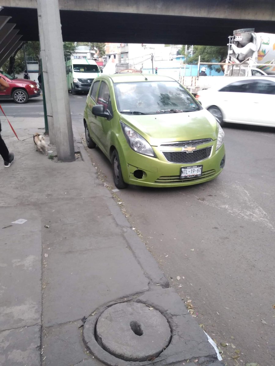 BetQueeR's tweet photo. Pasé y nomás por ocio, se me ocurrió buscar si ese coche en deplorable estado (abandonado aparentemente, en San Joaquín y Prol. Molière) era robado.

Y ps #ErrorEnLaMatrix https://t.co/DuQI6FQ7Vb