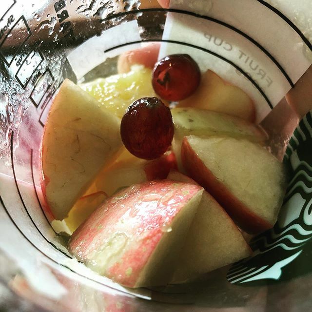 kuyimobile's tweet image. I used to go to #Starbucks for coffee, now I go for their fruit cups. Sadly, this is the most convenient way to get fruits when you live in the city. #signsofgettingold 😬 ift.tt/2RLmy9J