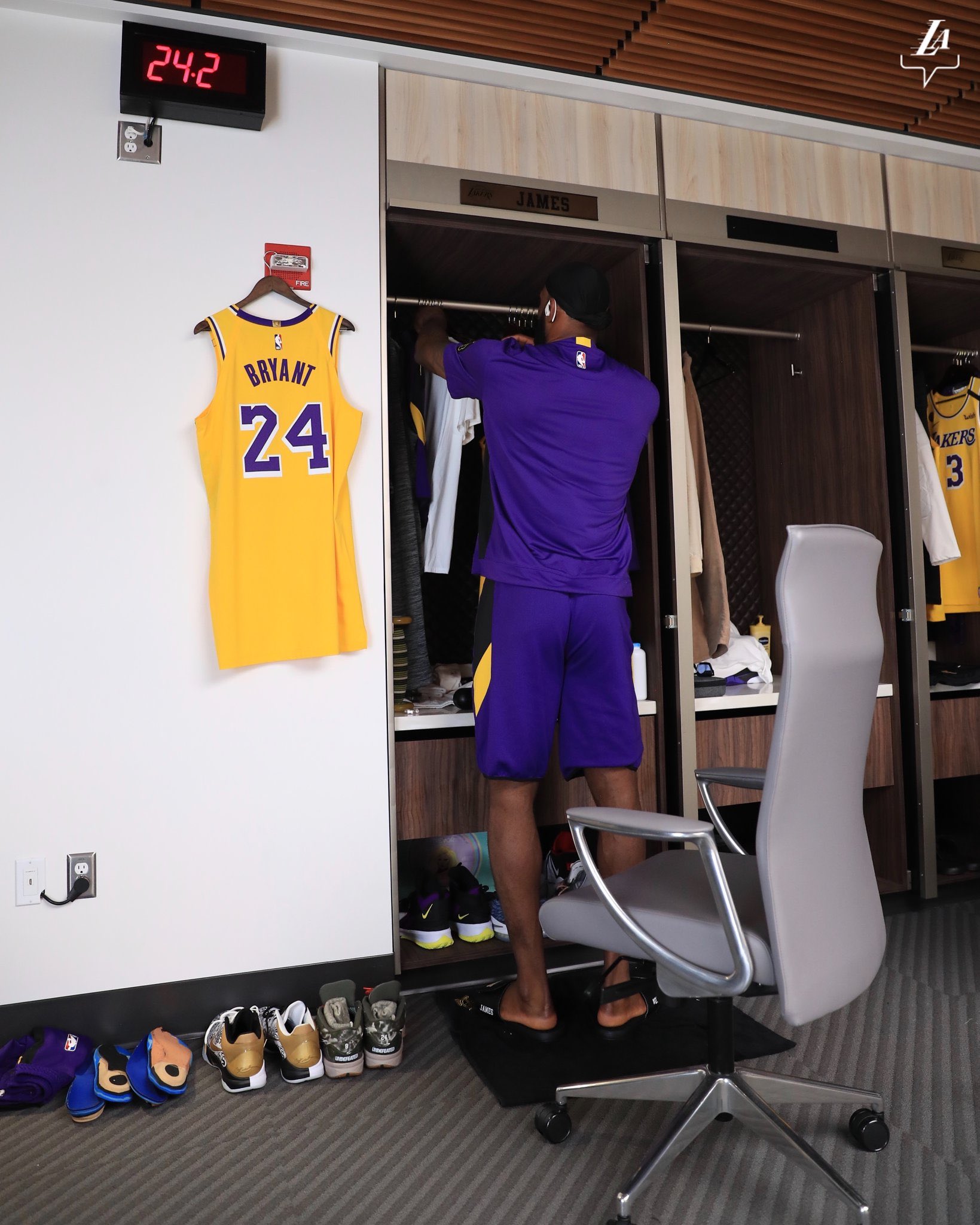 Jeff Skversky on X: Kobe Bryant's #24 Lakers jersey hangs next to LeBron  James locker before 1st game since tragedy 📸 via @Lakers @6abc #Lakers # Kobe #KobeBraynt  / X
