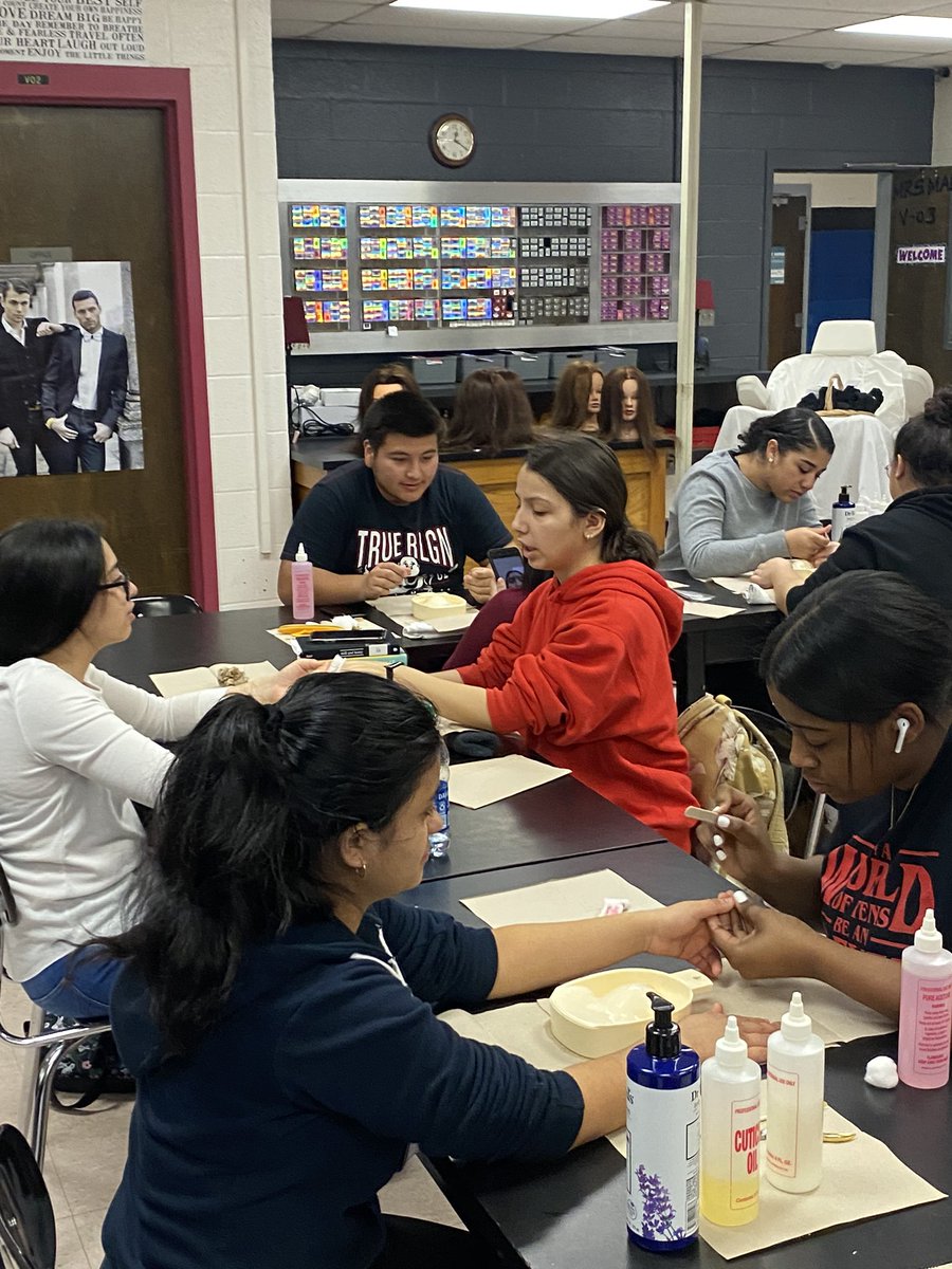 LHSwCosmetology's tweet photo. When you have students following directions you build confidence. @LHSwCosmetology @LHSintheNews @RichardsonHGR @spurlockb_rcs #250ComingHome #goodtogreat #manicures #menworkinghardtolearnatrade #trade https://t.co/QjoYYvSjs8