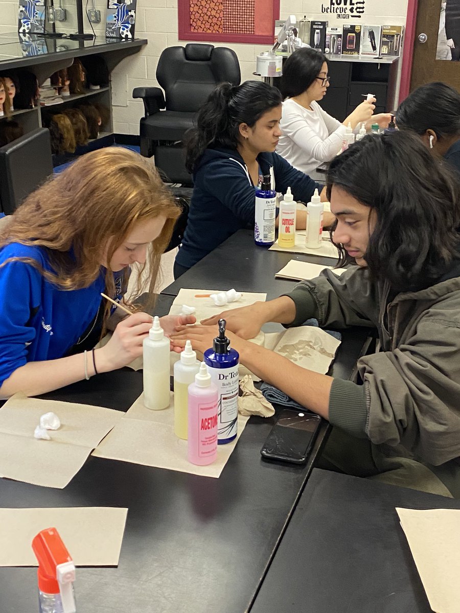 LHSwCosmetology's tweet photo. When you have students following directions you build confidence. @LHSwCosmetology @LHSintheNews @RichardsonHGR @spurlockb_rcs #250ComingHome #goodtogreat #manicures #menworkinghardtolearnatrade #trade https://t.co/QjoYYvSjs8