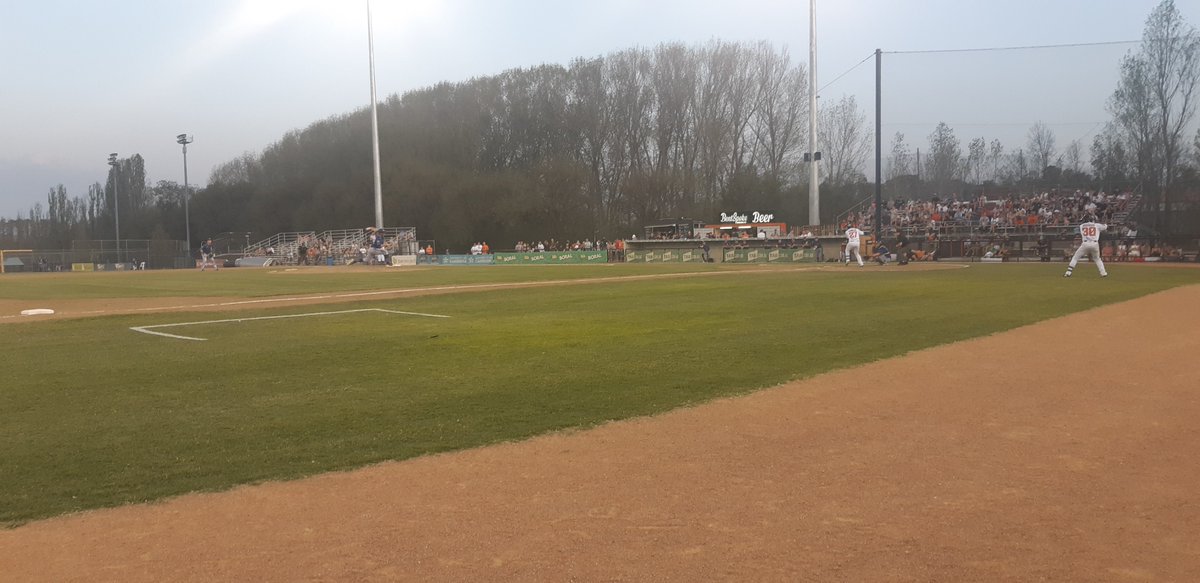 weedos22's tweet photo. Was good to see the @CanberraCavalry get through game 1 last night. Good catching up with Mr nice guy @Steve_Kent https://t.co/CLAHLnxI7d