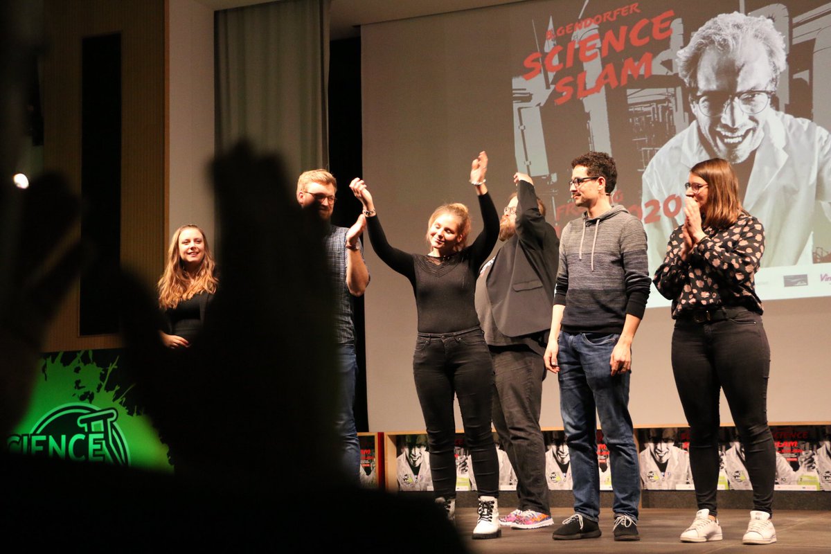 Jeder einzelne #ScienceSlam - eine Schau! Die Menge hat getobt. Es ging u. a. um „geilen Schweiß“ &amp; darum, welche Macht Pinguine eigentlich auf uns haben. Was mathematische Gruppen mit Biergläsern zu tun haben wurde auch erklärt - im Dialekt, inklusive kurzem Rap.