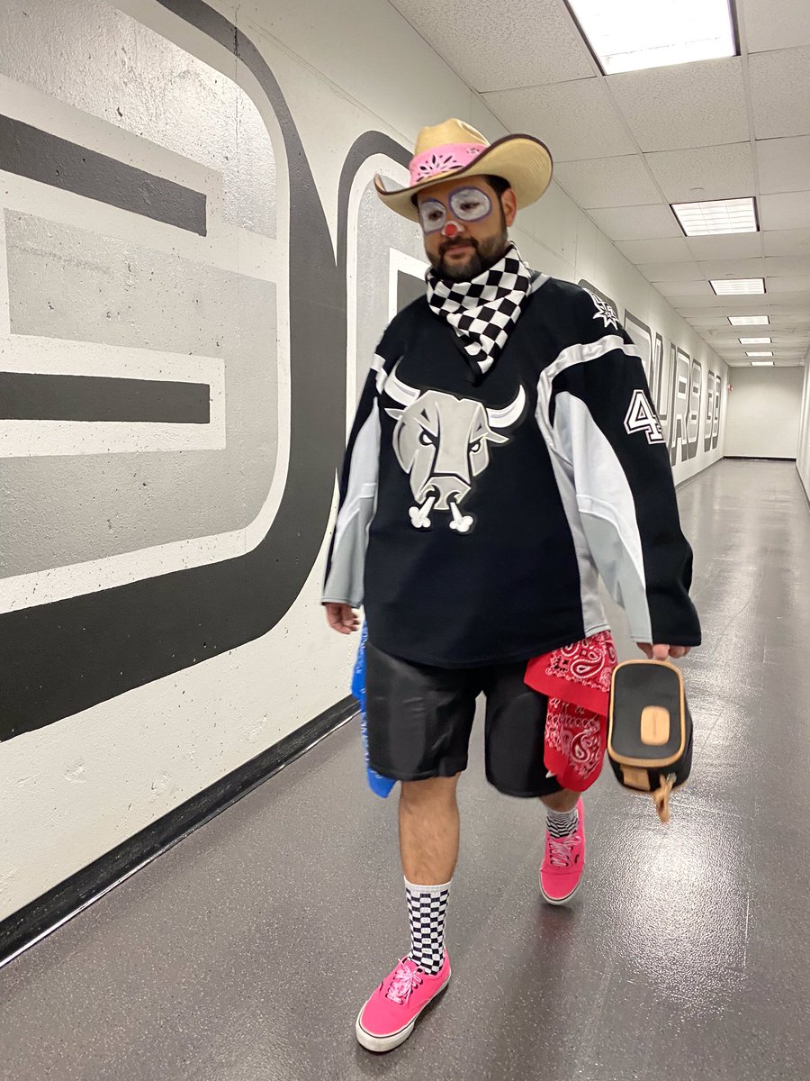 TheJCCarpenter's tweet photo. Arriving to the @attcenter Game Day Ready! Last Home Game Before the #RodeoRoadTrip!
#SARampage #GameDayThreads #GameDayThreadz #GameDayFashion #Fashion #FashionIcon #MensFashion #WomensFashion #RodeoClown #Cowgirl #GQ #Vogue #AHL #NBA #Emcee https://t.co/ojne0qBksq