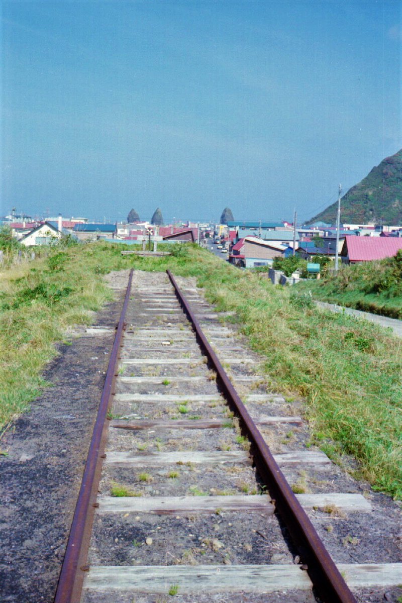 あまい夢 国鉄 瀬棚線 瀬棚 1978年10月 いかにも北海道風な造りという感じの駅舎 15 6年くらい前に行ってみたら跡形もなかった 線路終端の向こうには三本杉岩が見える 廃線