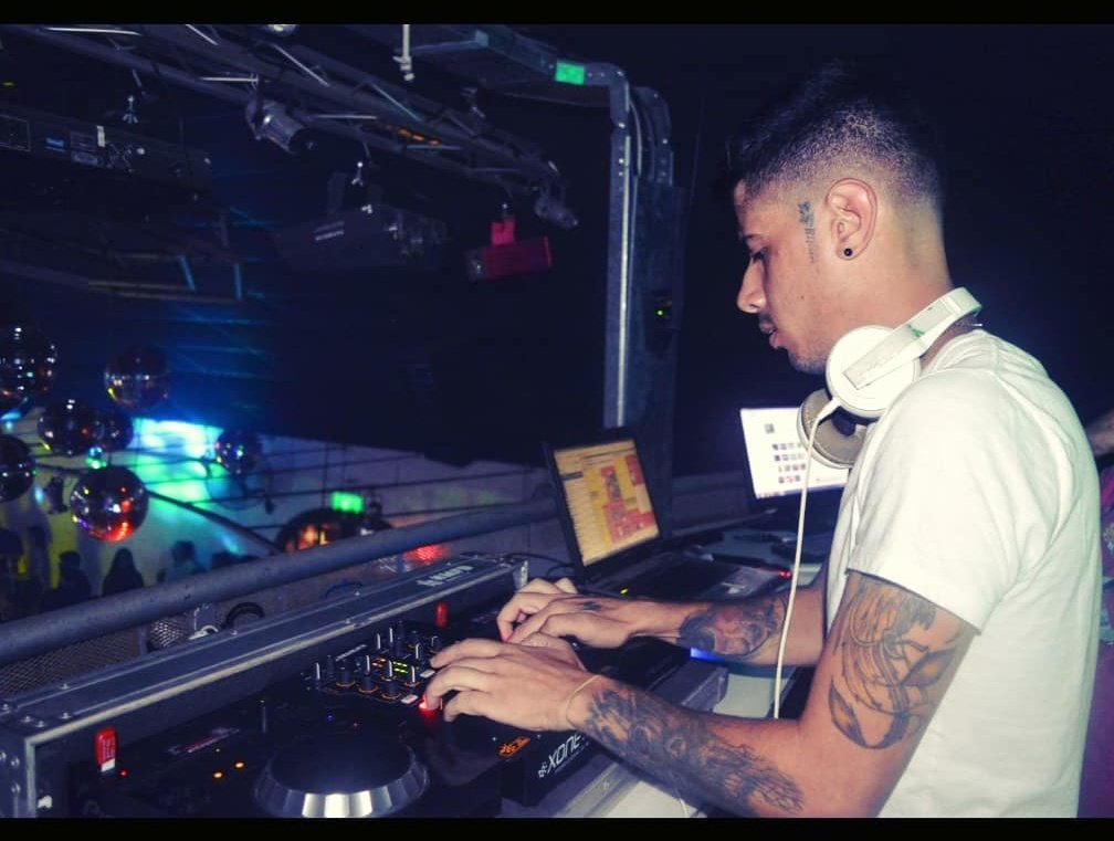 MatyBouchet's tweet photo. 🔥#DjMatyBouchet #DjResident #Colon2020
👉Está noche última @JumanjiColon en @KaimanDisco 🎧
👉#Sabado Pista Principal de @MDTDisco #ElGiganteBlanco 🎧
Buen finde amigos 👋 https://t.co/AN4E37uwyF
