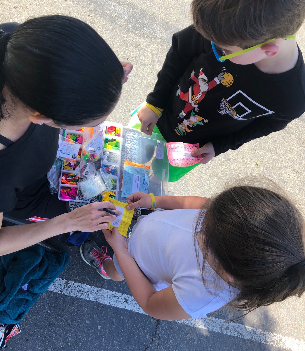 JulieUnion's tweet image. We like to move it, move it. Solana Santa Fe’s Weekly Running Club showed kindness to their bodies by exercising and earning distance charms. I sure loved seeing kids  running with their principal and teachers. Impressive commitment by all. Great job! #sbsdssf