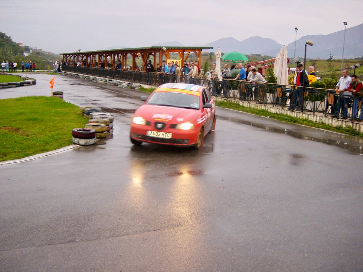 BGonxhja's tweet photo. 🤦🏻♂️🚘🏁 Viti 2002, te ish-Kartodromi, aty ku sot është TEG, zv. Kryetar i Bashkisë Tiranë, ikur pa leje nga puna për t’u marrë me makina 😉🤪😅 #Throwback #Autoholic #NjëPasionNjëJetë @AlketIslami @RallyAlbania @DhameJulia @erionveliaj @retroalbania @AurelBoriciBT @BashkiaTirane https://t.co/UsD5o5bdNX