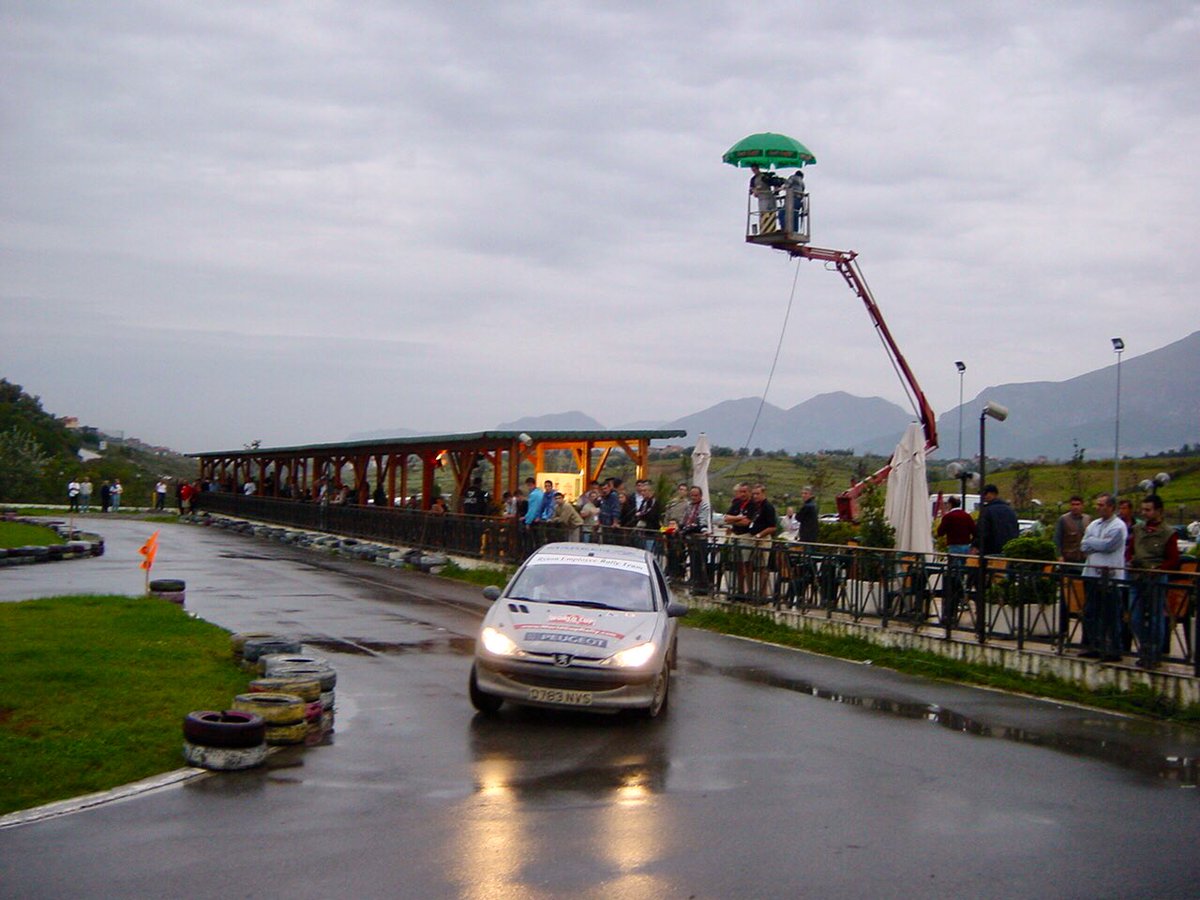BGonxhja's tweet photo. 🤦🏻♂️🚘🏁 Viti 2002, te ish-Kartodromi, aty ku sot është TEG, zv. Kryetar i Bashkisë Tiranë, ikur pa leje nga puna për t’u marrë me makina 😉🤪😅 #Throwback #Autoholic #NjëPasionNjëJetë @AlketIslami @RallyAlbania @DhameJulia @erionveliaj @retroalbania @AurelBoriciBT @BashkiaTirane https://t.co/UsD5o5bdNX