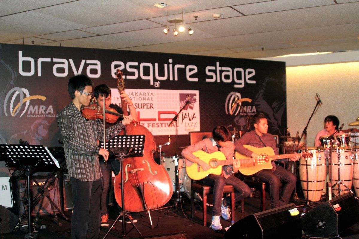 Gambar Sketsa Orang Lagi Main Gitar Dicampur Aja Geh Gambar Sketsa Orang Lagi Main Gitar Dicampur Aja Geh
