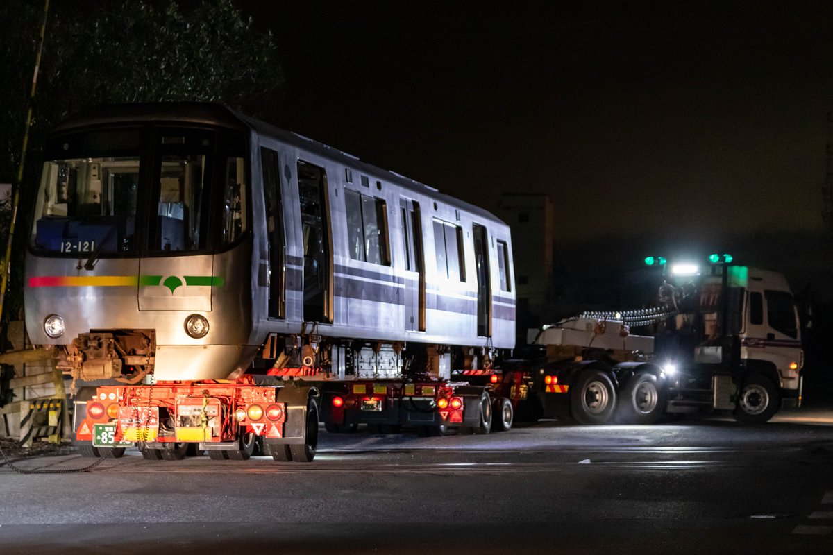 都営大江戸線12-000形第12編成廃車陸送
廃車になった12-121Fが解体のために光が丘から千葉の解体ヤードへ陸送されました。今回もショウエイロジックスさんが輸送を担当されていました。
余談ですが。スカニアのヘッドはそこそこ台数が増えてきましたけれど、ギガのヘッドは貴重ですね。