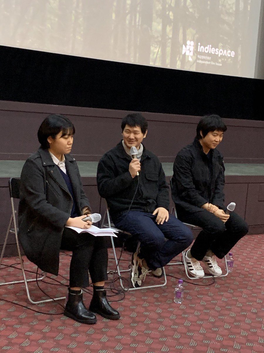 “일상 속에서 각각의 이야기들이 이상하게 맞물려 무언가 이야기를 하는 것 같은 순간들이 있다. 그런 순간들을 영화적이라고 느꼈고 <#작은빛>...