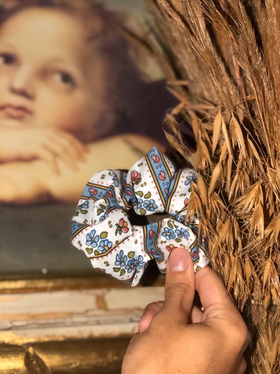 GuscciAF's tweet photo. Amikos, les cuento esto porque para recuperar el dinero mi novia retomo su venta de scrunchies hechos a mano, están bien bonitos y son para una buena causa, si les interesa la pueden encontrar en Instagram como @artemisa_cln, y si no les interesa por favor apoyen con un rt https://t.co/vBa3buhWIW